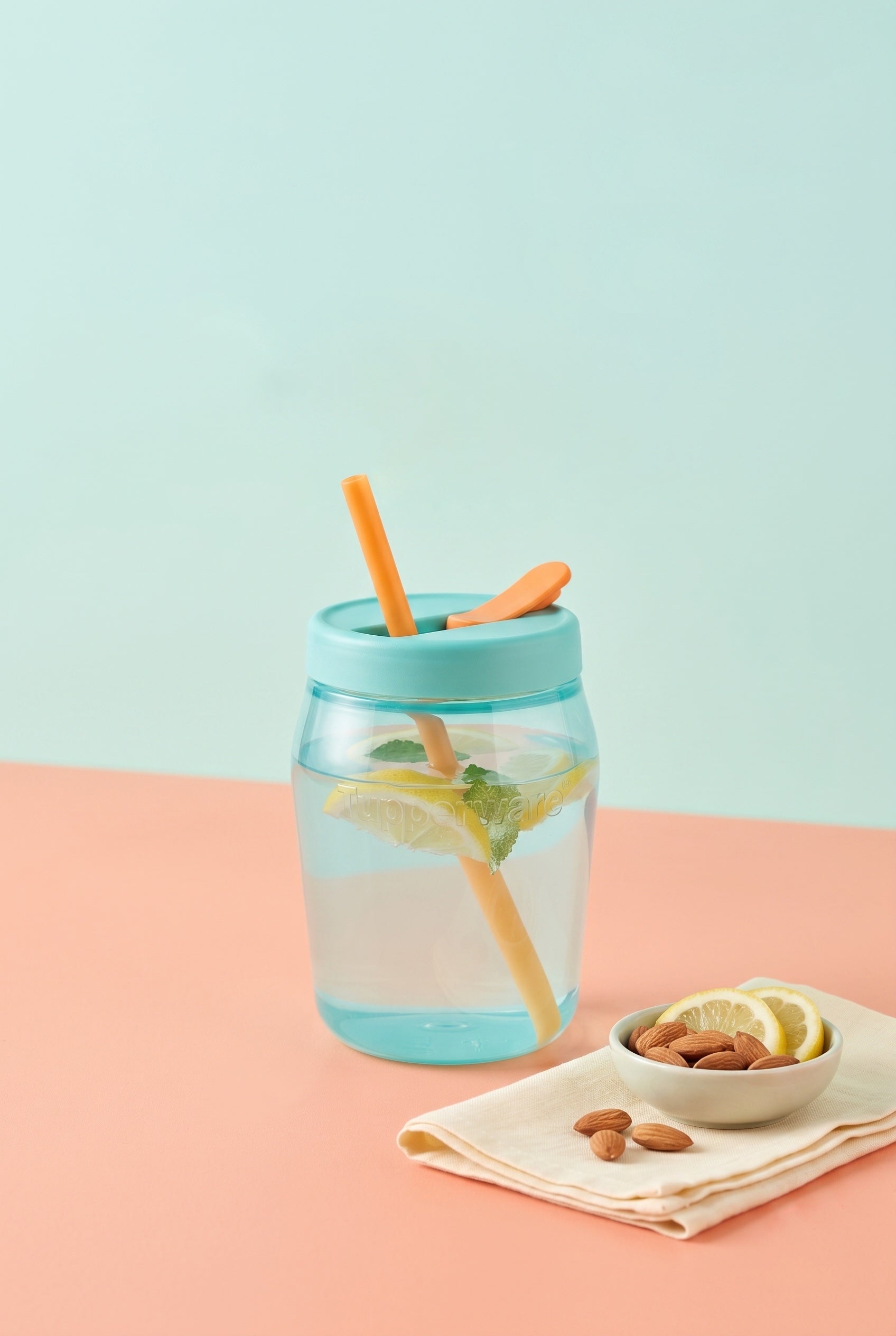 Univerzális Palack 550ml - szívószállal